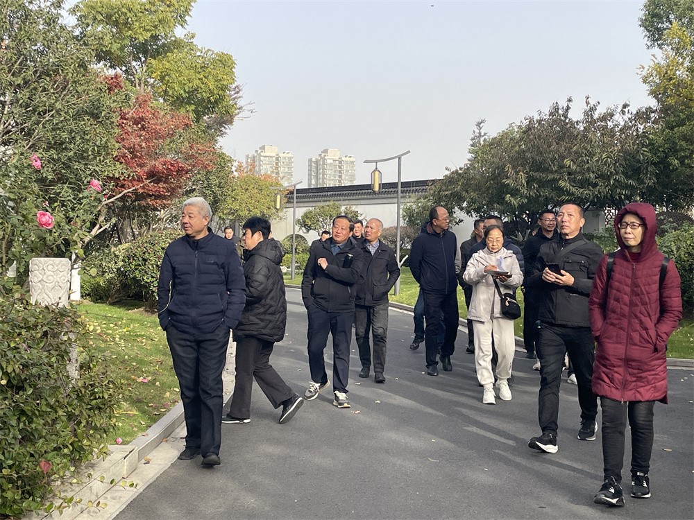 2.1 胡書記與大家一起游園_20251127172416_668_53.jpg